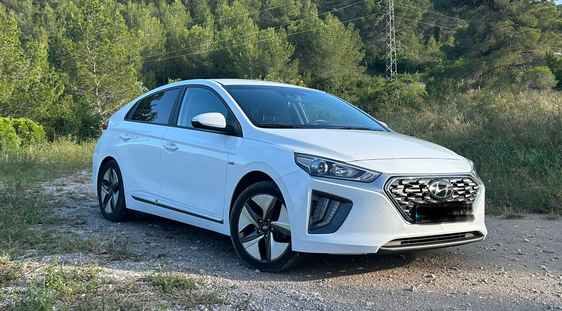 Hyundai Ioniq Hybrid · White